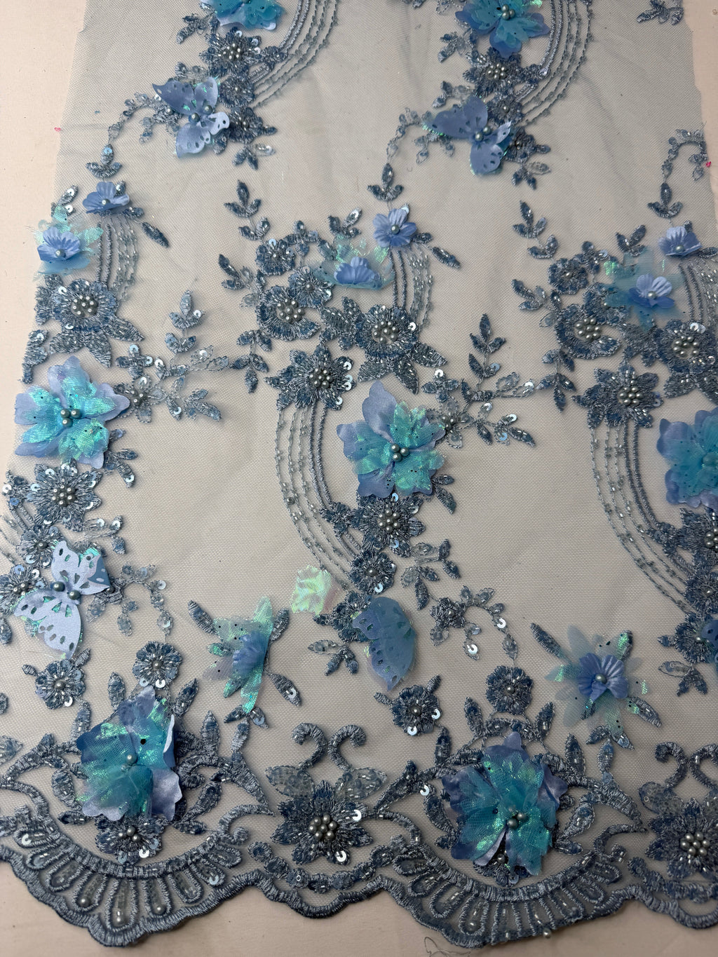 Tul bordado con lentejuela, canutillo y flor y mariposa 3d en tornasol hh237 — Palacio Glamour