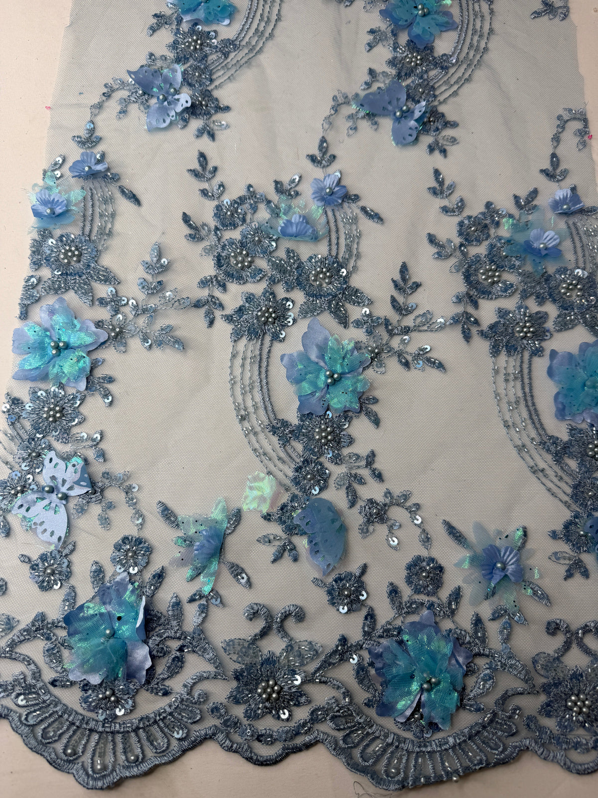 Tul bordado con lentejuela, canutillo y flor y mariposa 3d en tornasol hh237 — Palacio Glamour