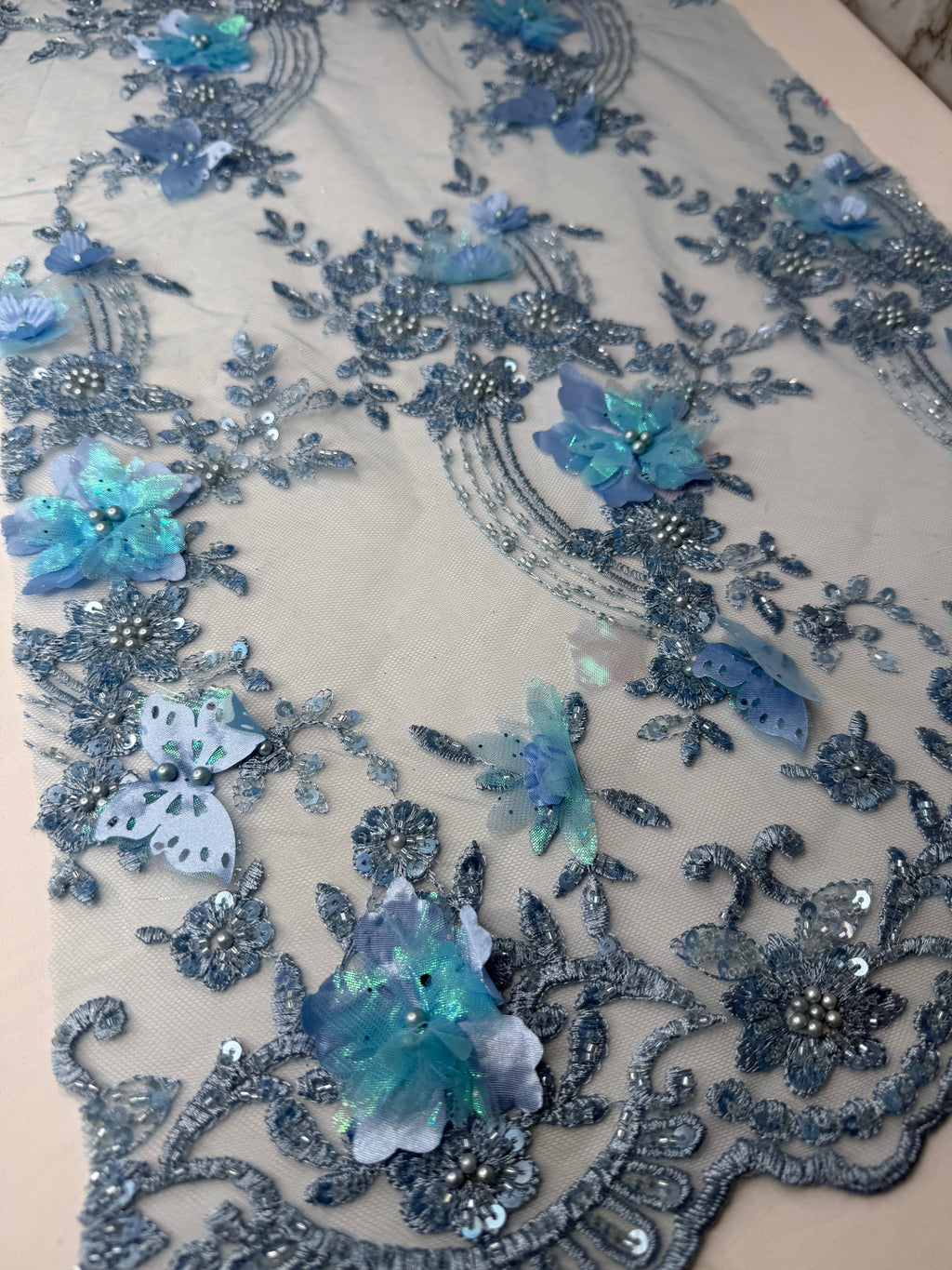 Tul bordado con lentejuela, canutillo y flor y mariposa 3d en tornasol hh237 — Palacio Glamour