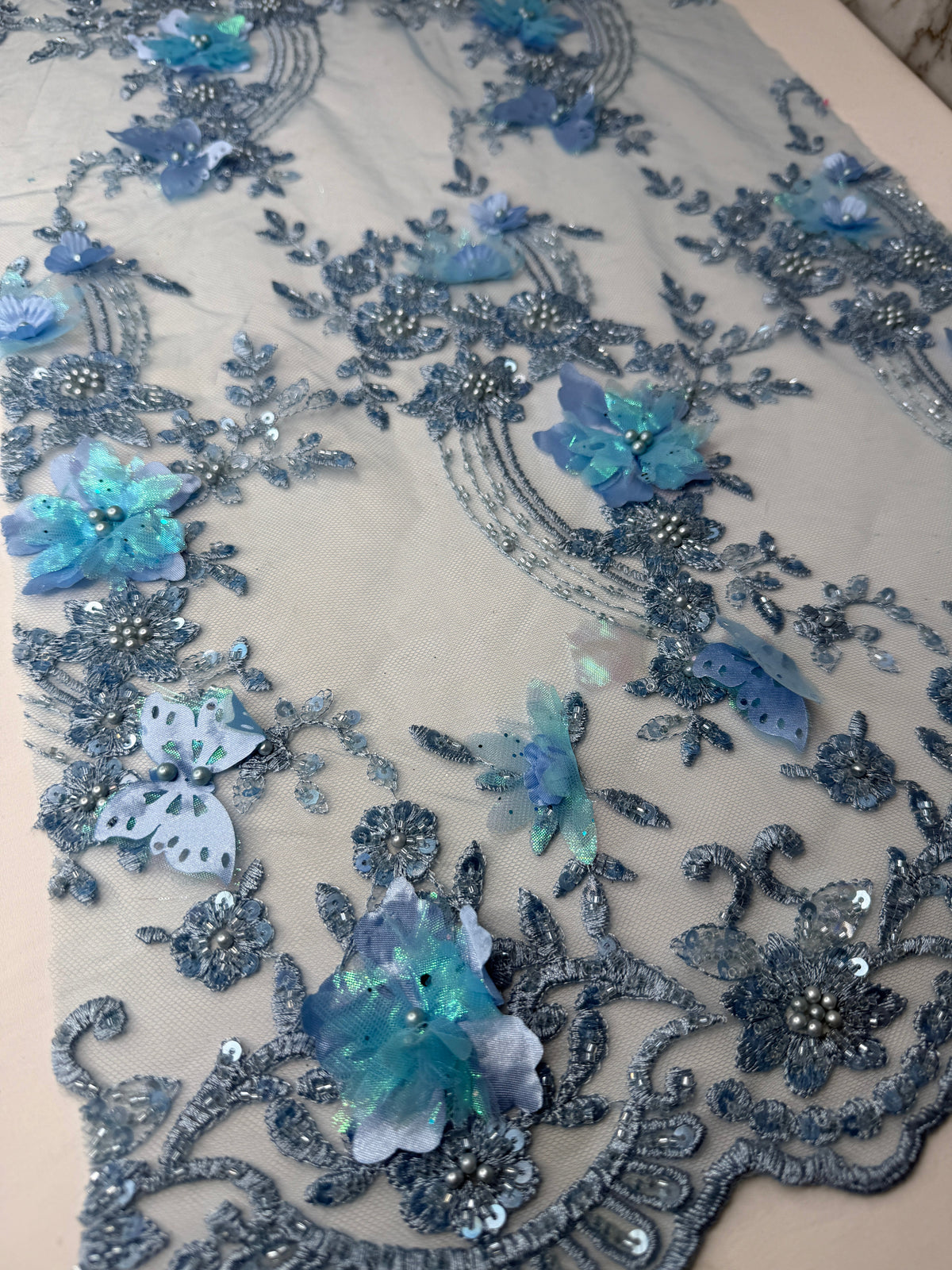 Tul bordado con lentejuela, canutillo y flor y mariposa 3d en tornasol hh237 — Palacio Glamour