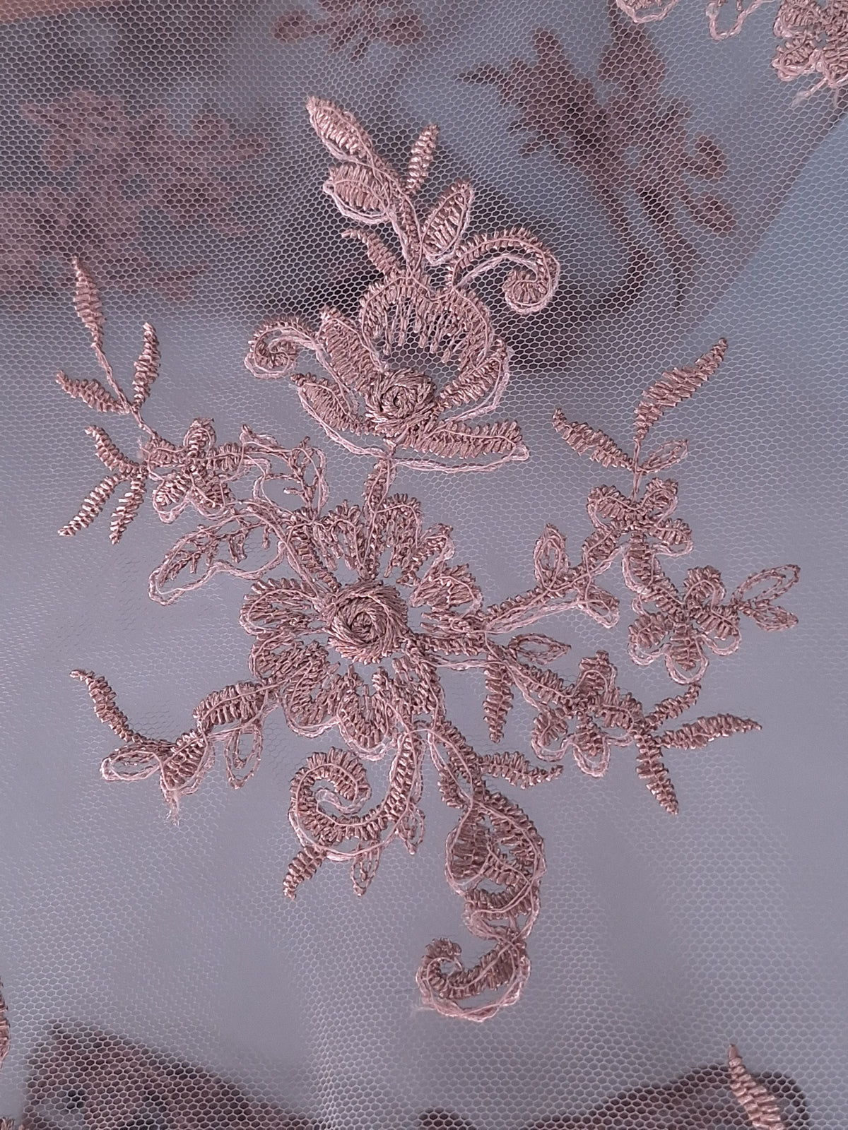 Tul bordado Floral con Orilla Ondulada Color Palo de Rosa A926 — Palacio Glamour