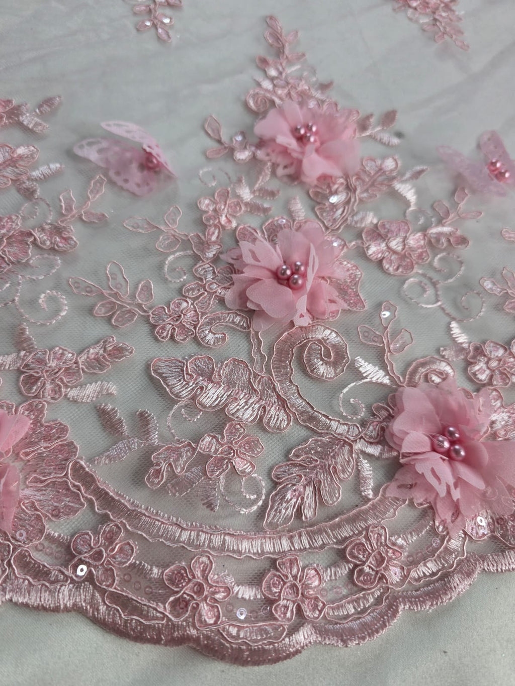 Tul Bordado Con Perlas, Lentejuelas, Mariposas y Flores 3D - HH275 — Palacio Glamour
