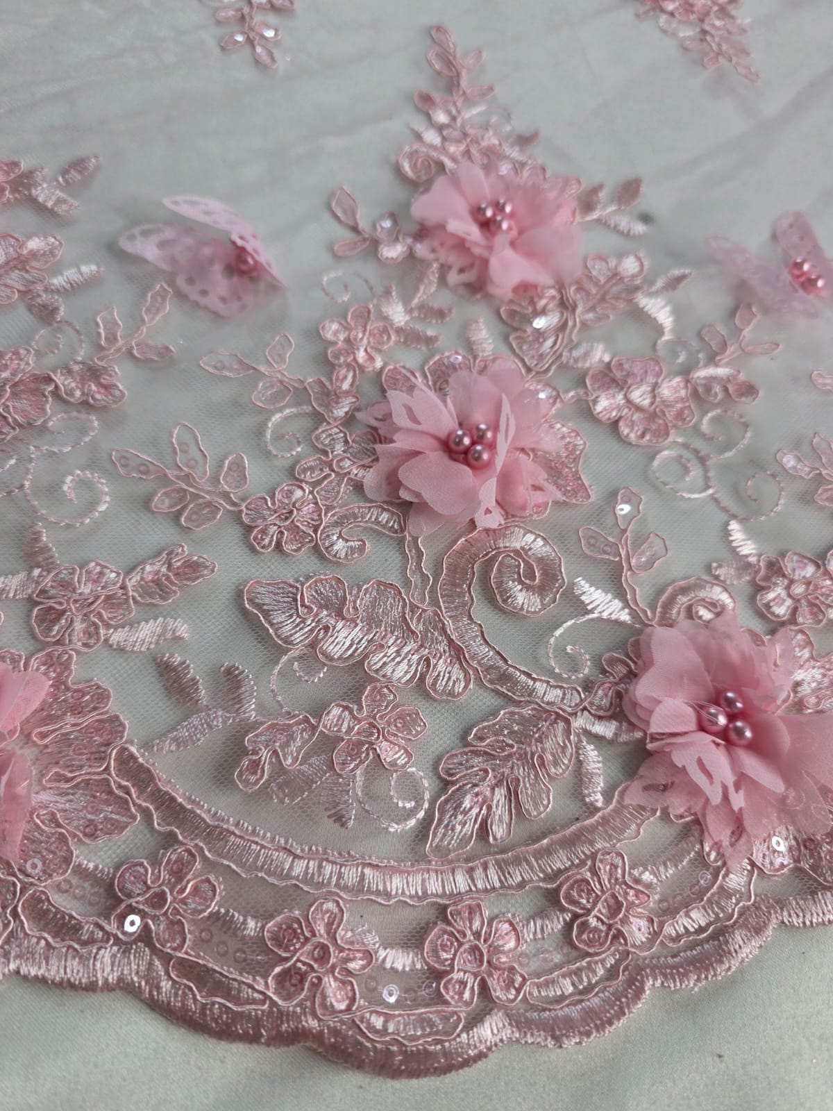 Tul Bordado Con Perlas, Lentejuelas, Mariposas y Flores 3D - HH275 — Palacio Glamour