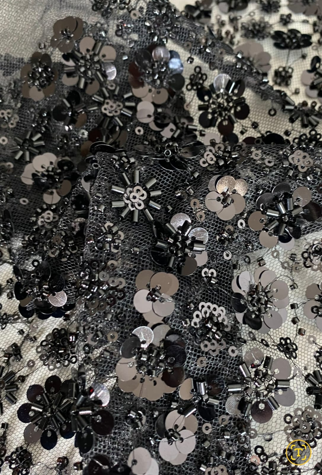 Tul Bordado Con Flores 3d, Lentejuela, Chaquira Y Canutillo Color Negro- HH226 — Palacio Glamour