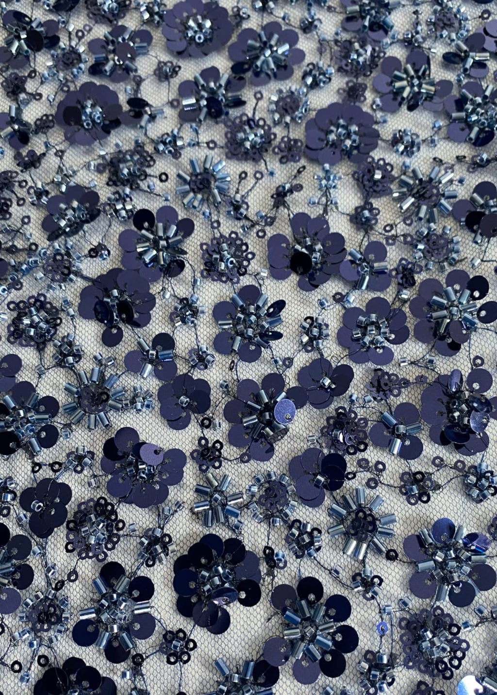 Tul Bordado Con Flores 3d, Lentejuela, Chaquira Y Canutillo Color Azul Marino- HH226 — Palacio Glamour