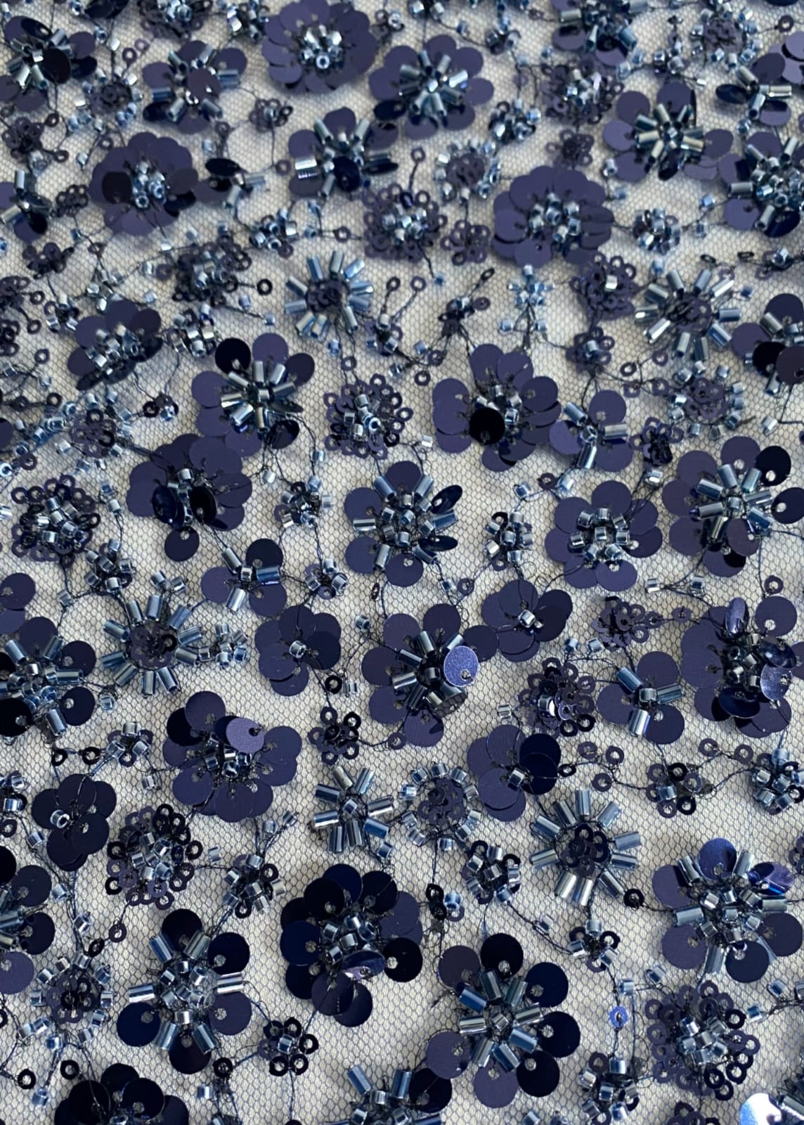 Tul Bordado Con Flores 3d, Lentejuela, Chaquira Y Canutillo Color Azul Marino- HH226 — Palacio Glamour