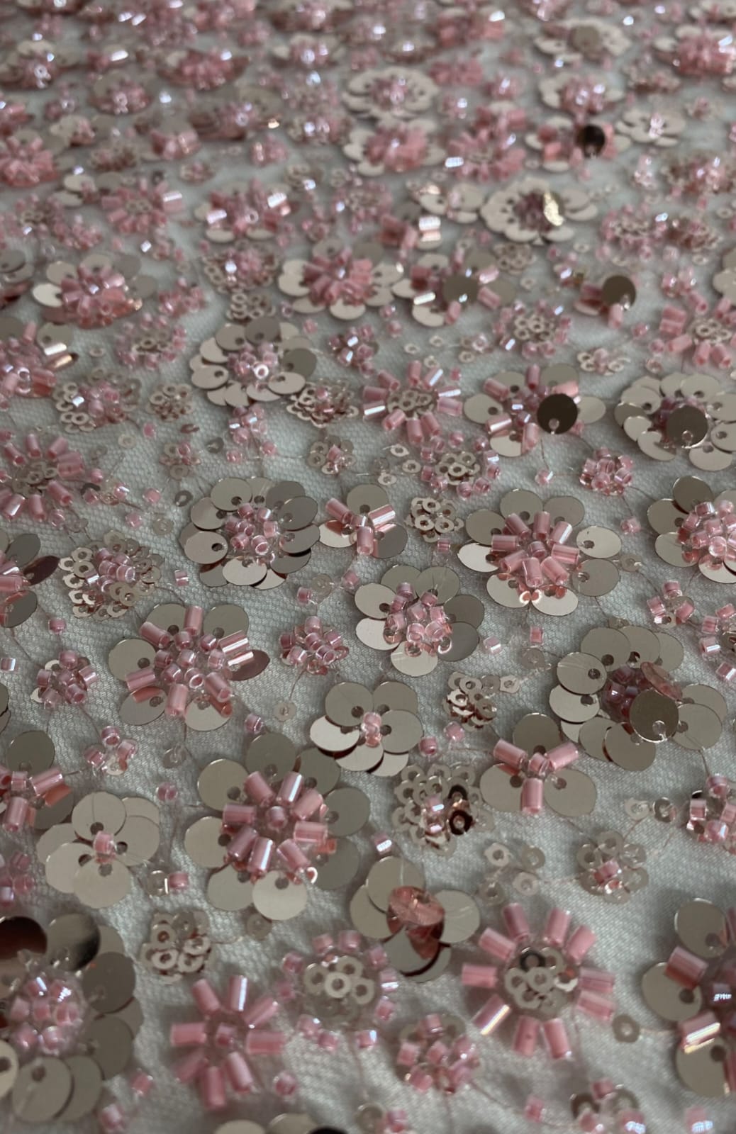 Tul Bordado Con Flores 3d, Lentejuela, Chaquira Y Canutillo Color Palo de Rosa - HH226 — Palacio Glamour