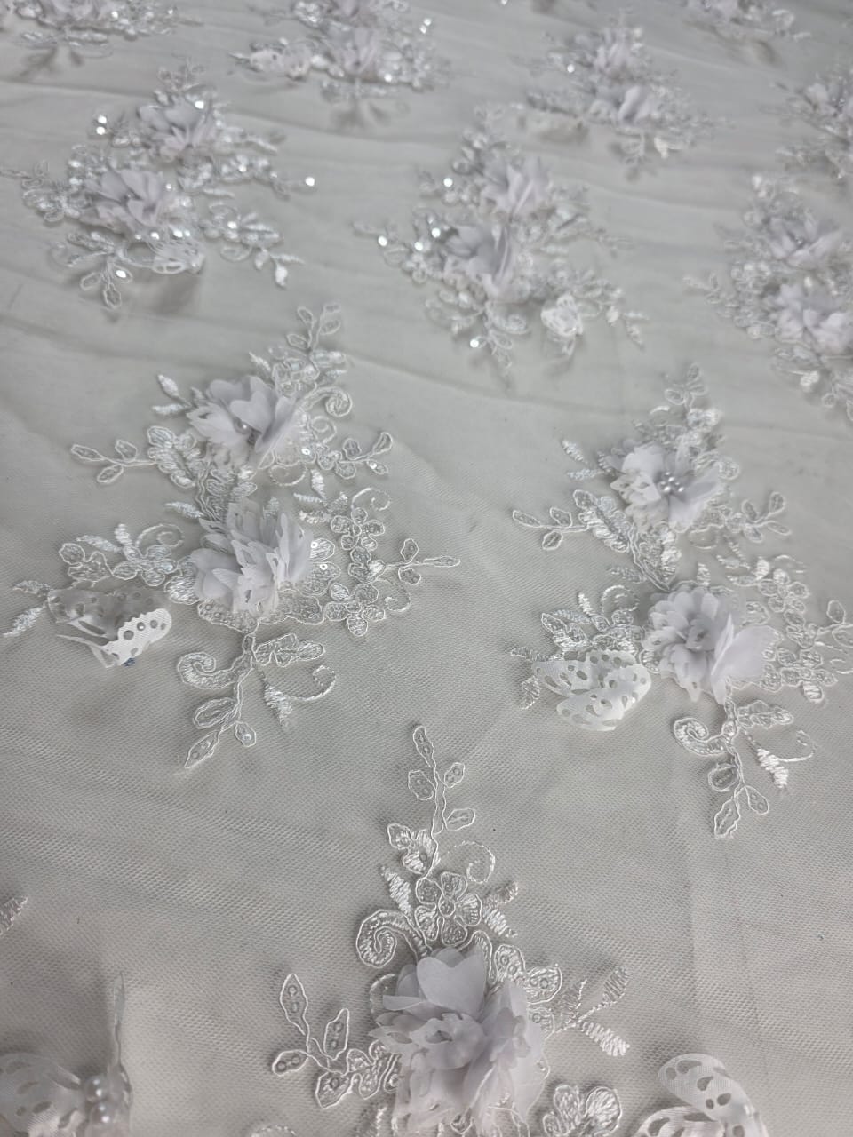 Tul Bordado Con Perlas, Lentejuelas, Mariposas y Flores 3D - HH275 — Palacio Glamour