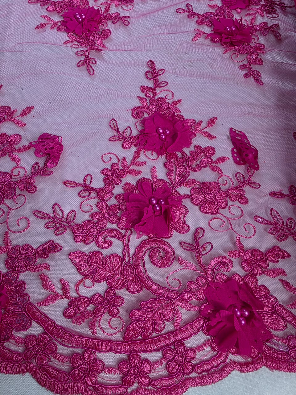 Tul Bordado Con Perlas, Lentejuelas, Mariposas y Flores 3D - HH275 — Palacio Glamour