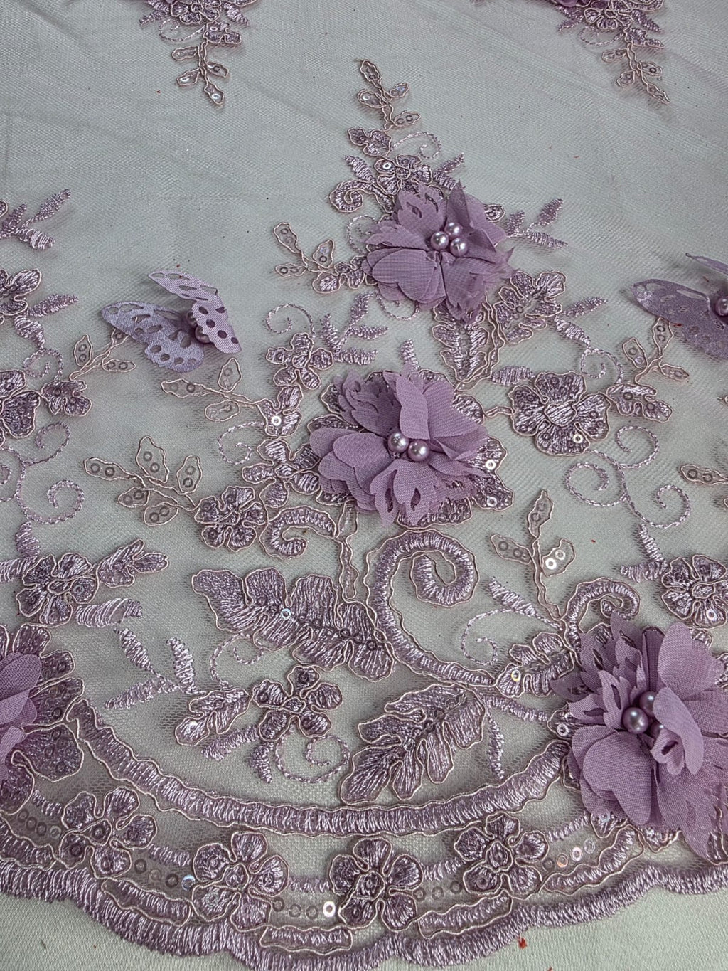 Tul Bordado Con Perlas, Lentejuelas, Mariposas y Flores 3D - HH275 — Palacio Glamour