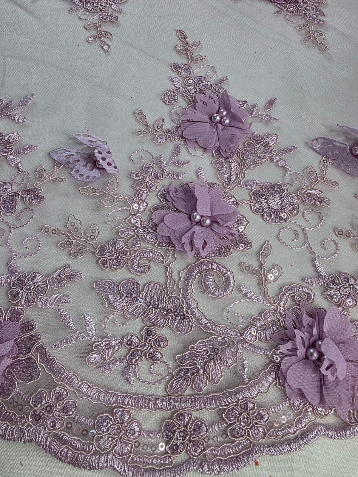 Tul Bordado Con Perlas, Lentejuelas, Mariposas y Flores 3D - HH275 — Palacio Glamour