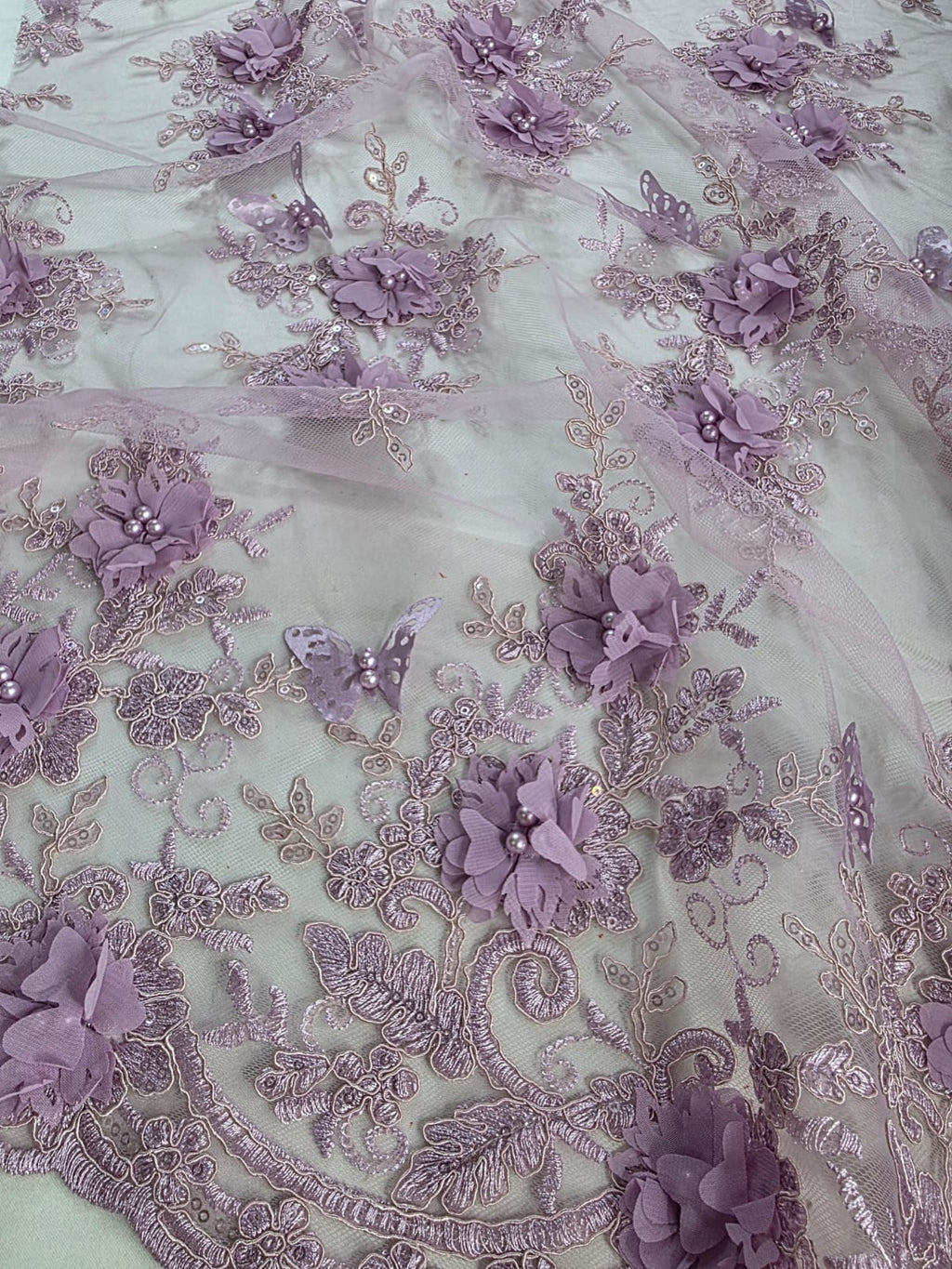 Tul Bordado Con Perlas, Lentejuelas, Mariposas y Flores 3D - HH275 — Palacio Glamour