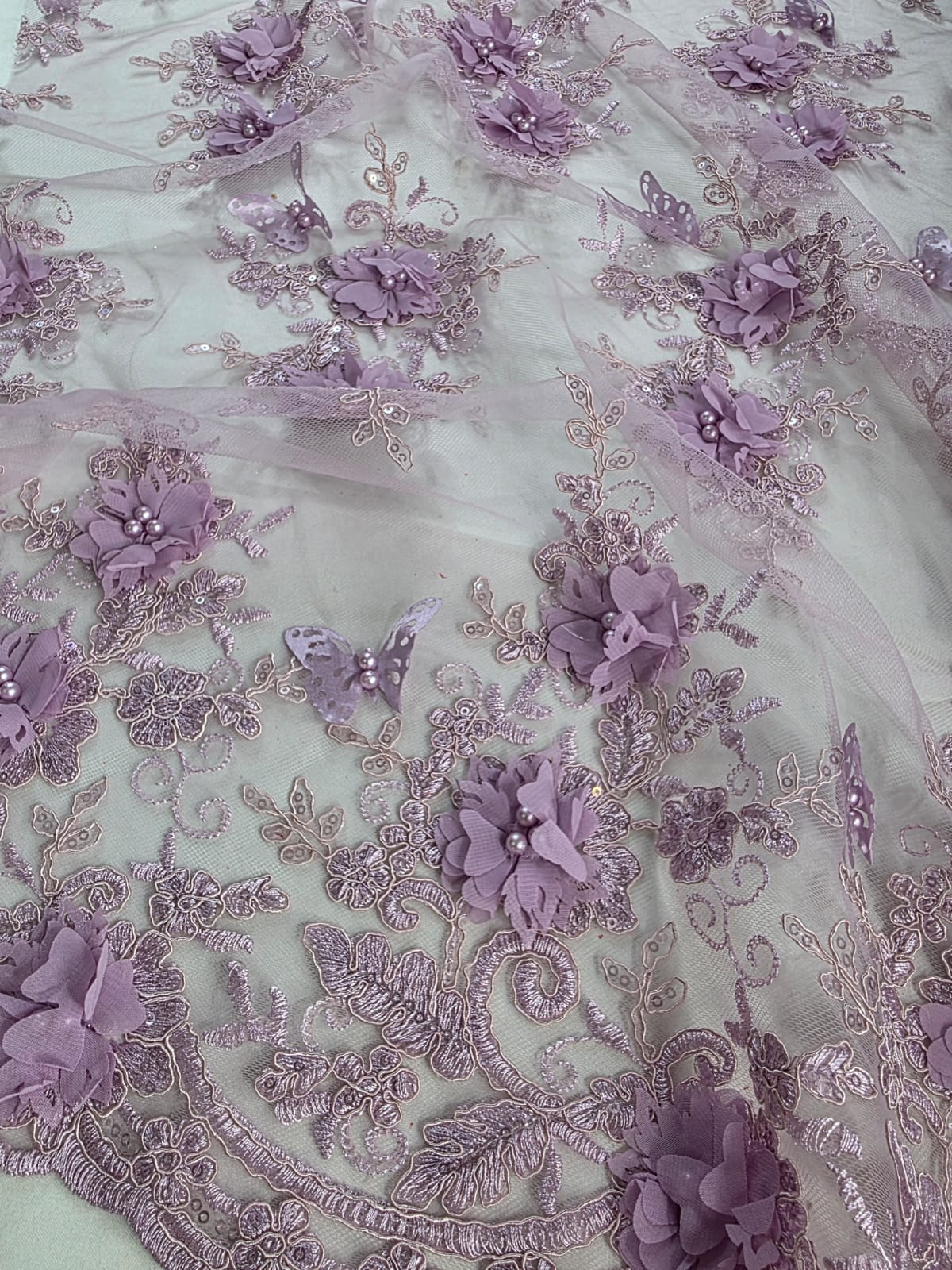 Tul Bordado Con Perlas, Lentejuelas, Mariposas y Flores 3D - HH275 — Palacio Glamour