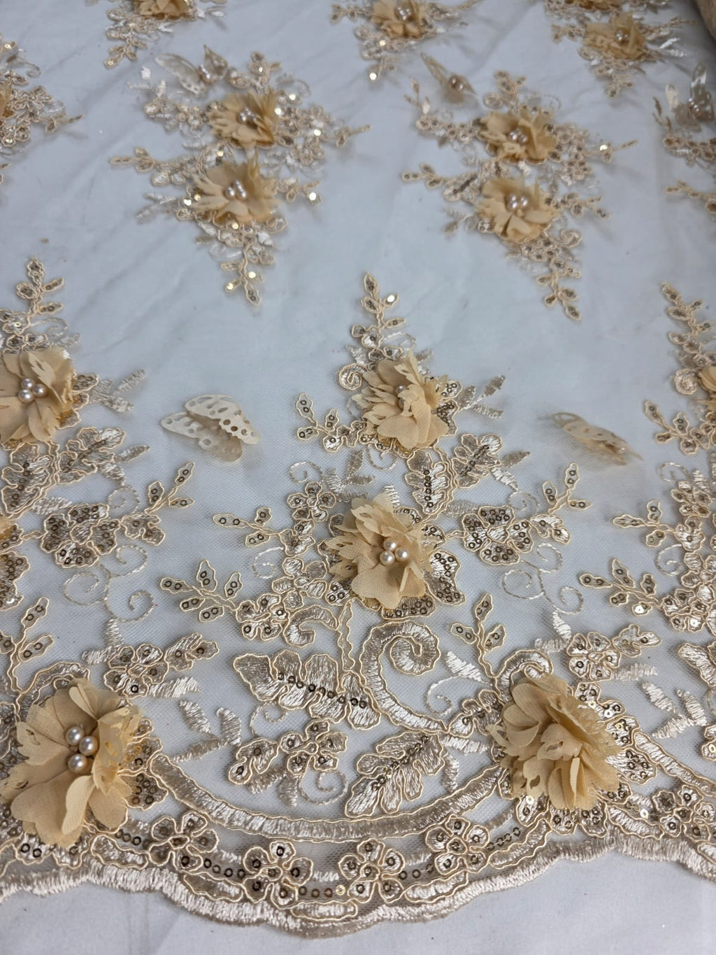 Tul Bordado Con Perlas, Lentejuelas, Mariposas y Flores 3D - HH275 — Palacio Glamour