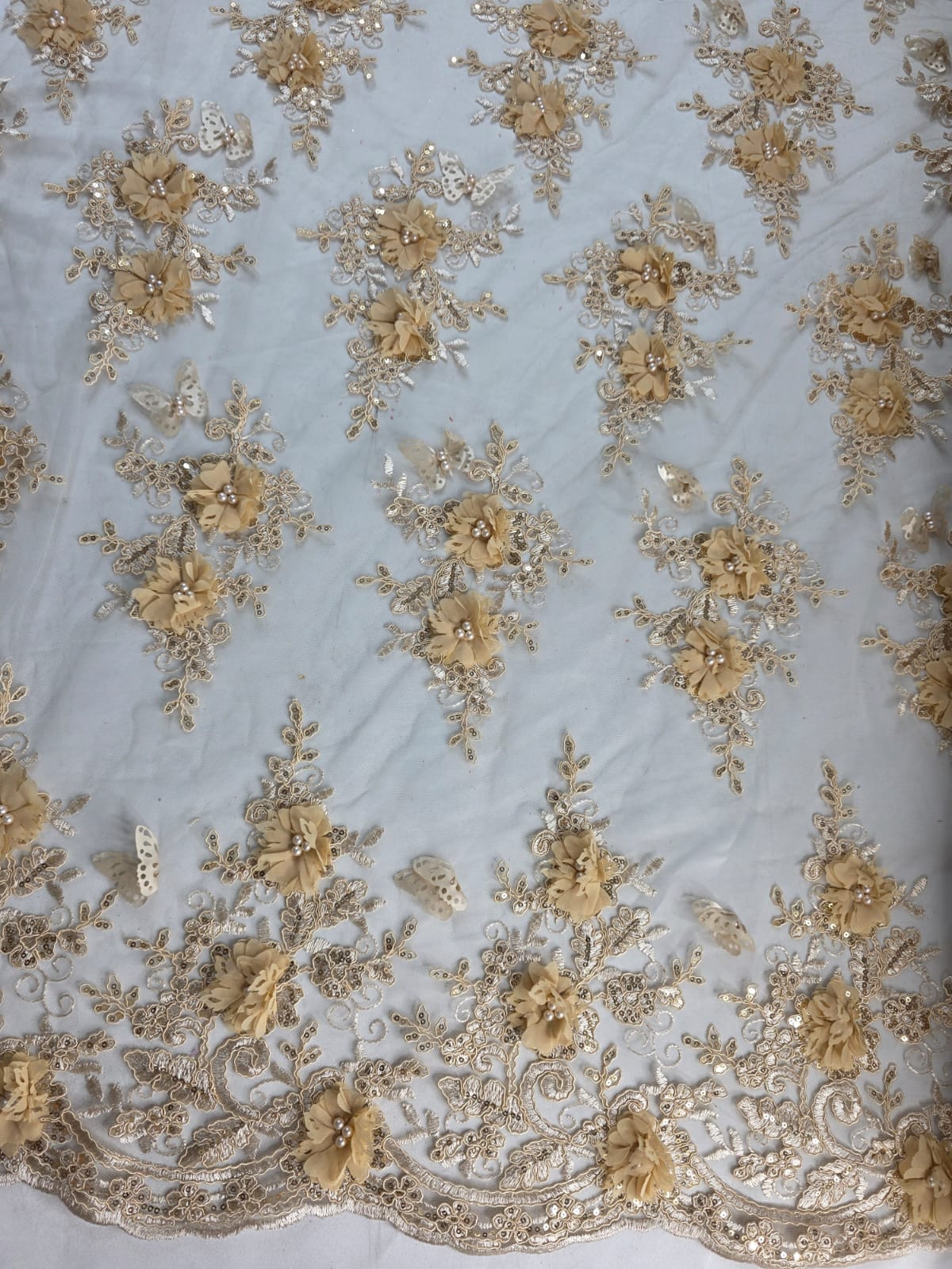 Tul Bordado Con Perlas, Lentejuelas, Mariposas y Flores 3D - HH275 — Palacio Glamour