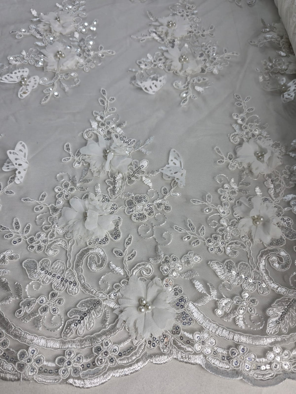Tul Bordado Con Perlas, Lentejuelas, Mariposas y Flores 3D - HH275 — Palacio Glamour