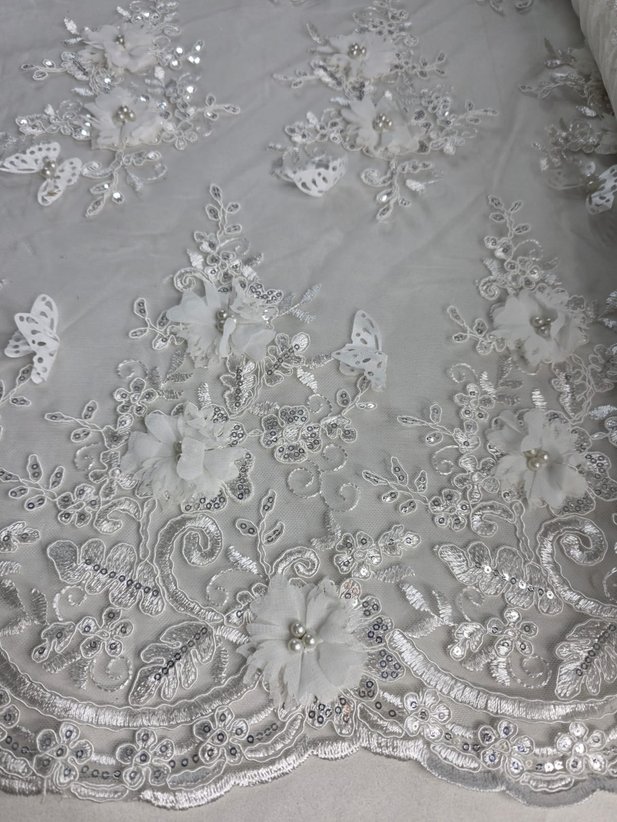 Tul Bordado Con Perlas, Lentejuelas, Mariposas y Flores 3D - HH275 — Palacio Glamour