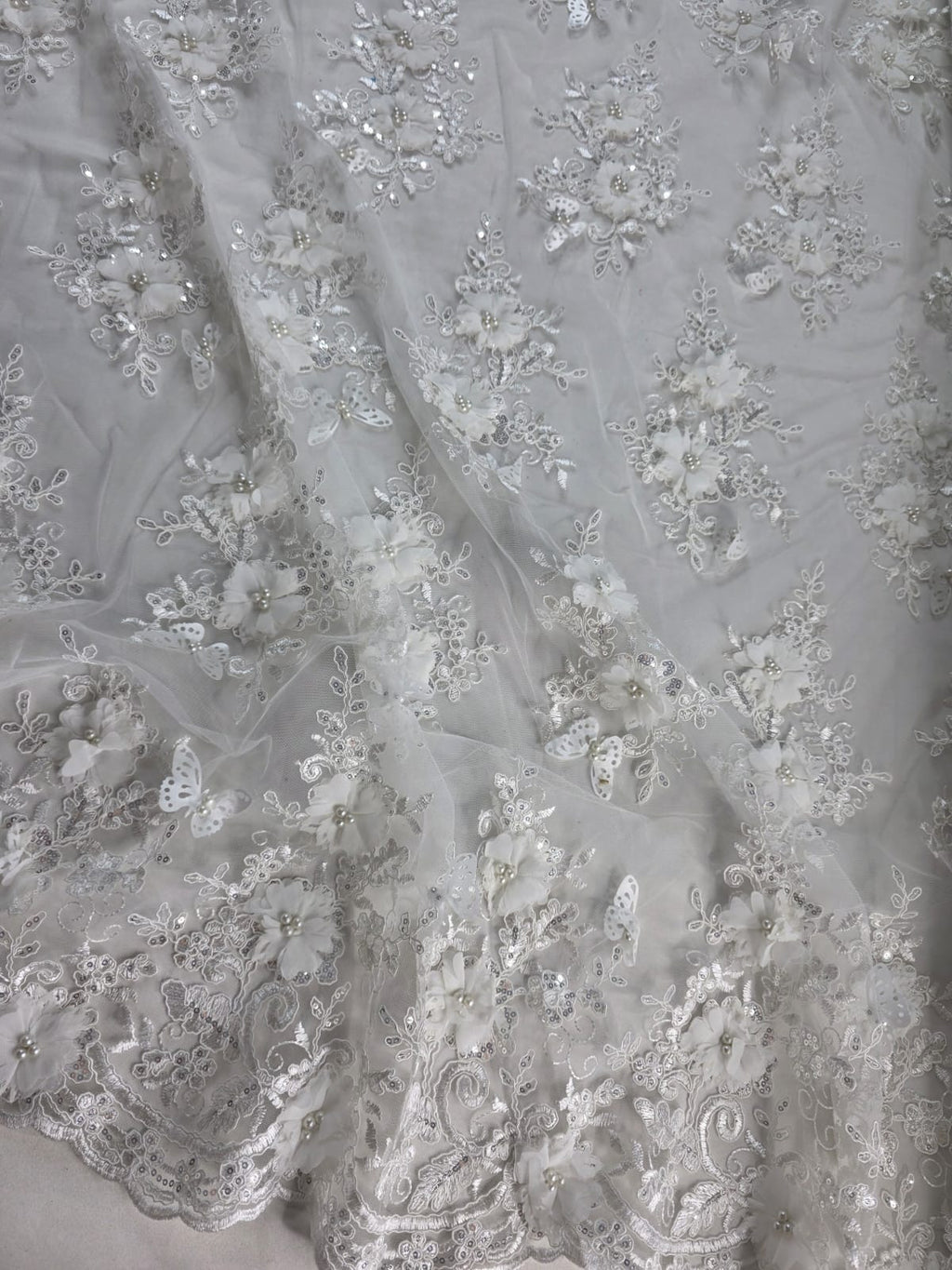 Tul Bordado Con Perlas, Lentejuelas, Mariposas y Flores 3D - HH275 — Palacio Glamour