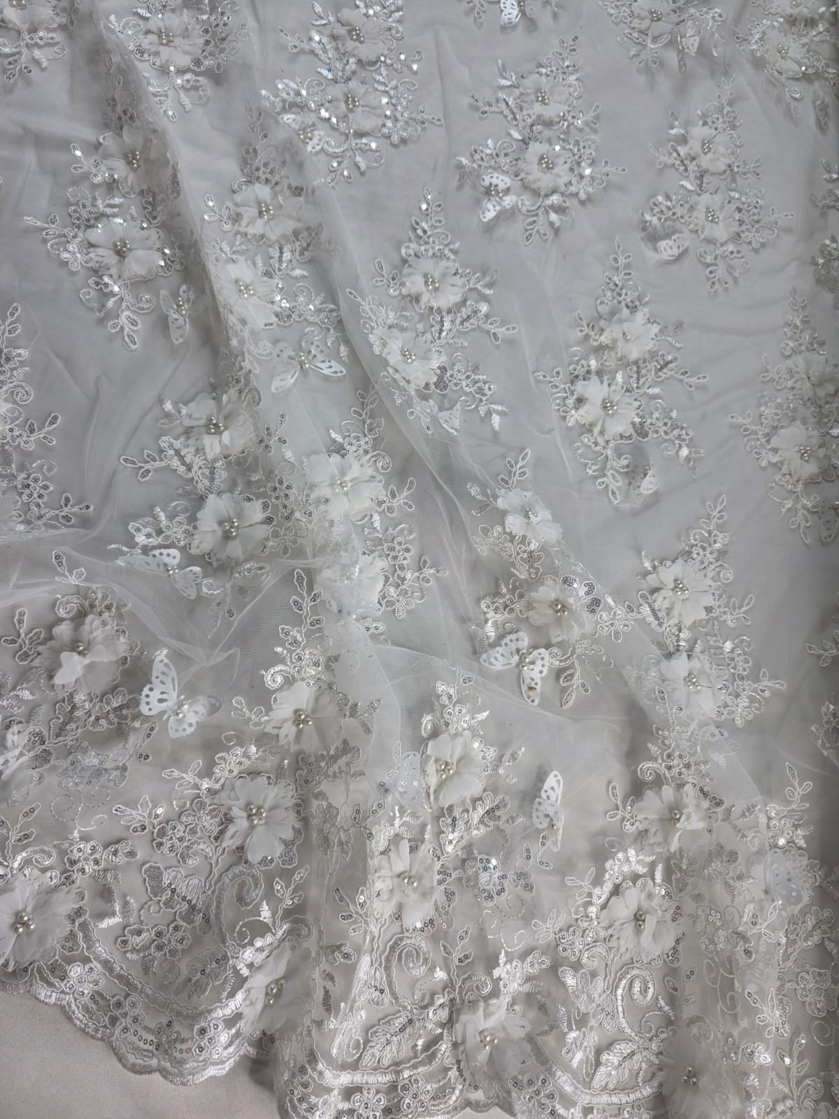 Tul Bordado Con Perlas, Lentejuelas, Mariposas y Flores 3D - HH275 — Palacio Glamour