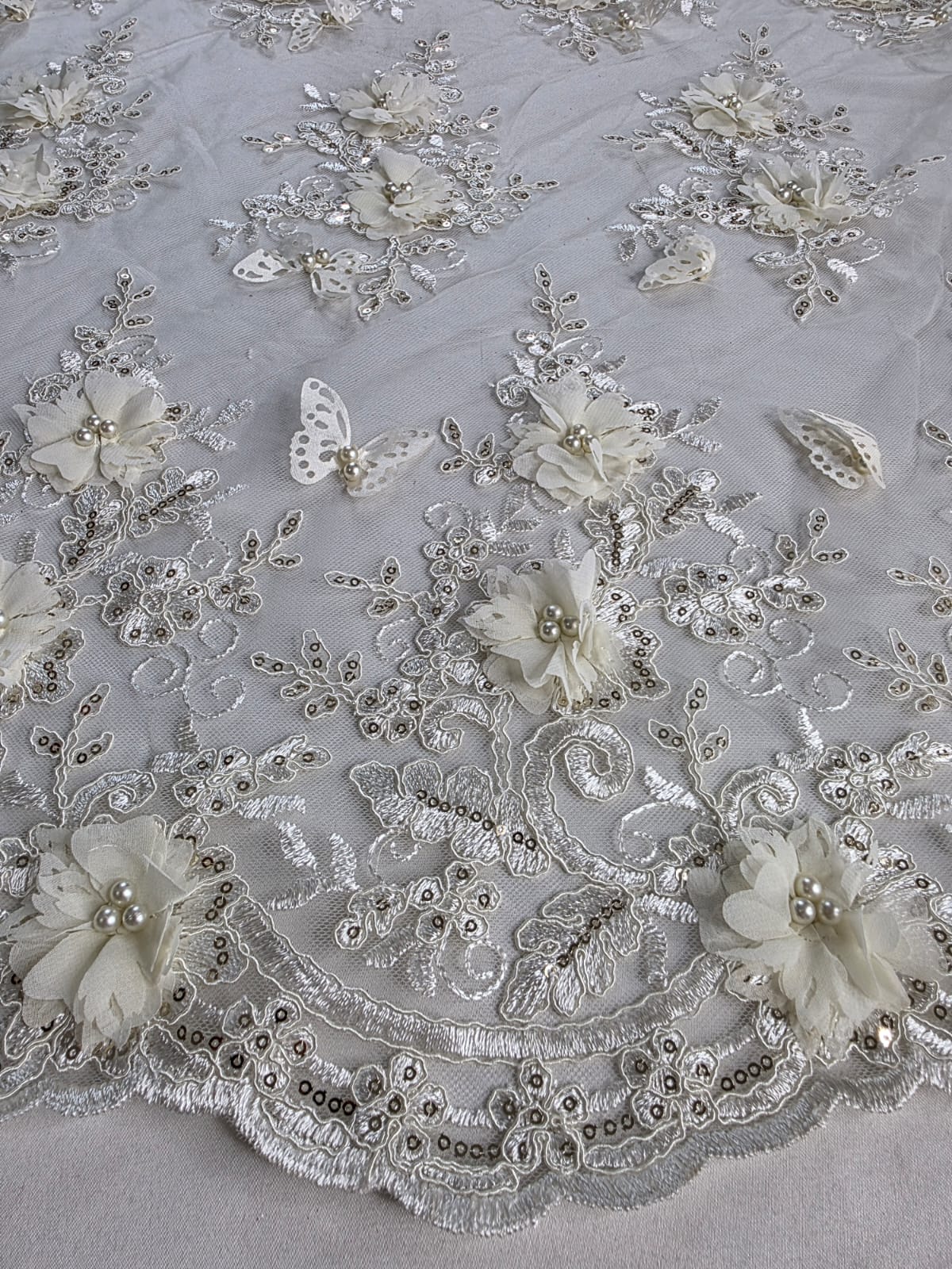 Tul Bordado Con Perlas, Lentejuelas, Mariposas y Flores 3D - HH275 — Palacio Glamour