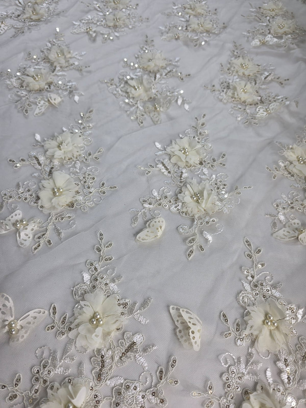 Tul Bordado Con Perlas, Lentejuelas, Mariposas y Flores 3D - HH275 — Palacio Glamour