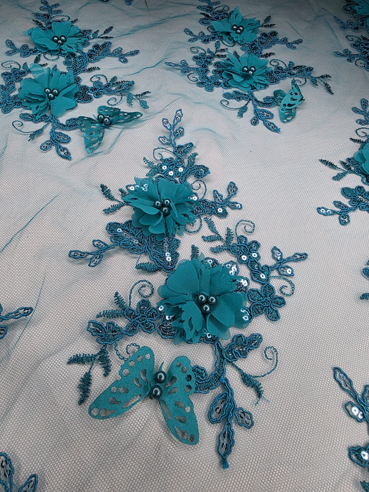 Tul Bordado Con Perlas, Lentejuelas, Mariposas y Flores 3D - HH275 — Palacio Glamour