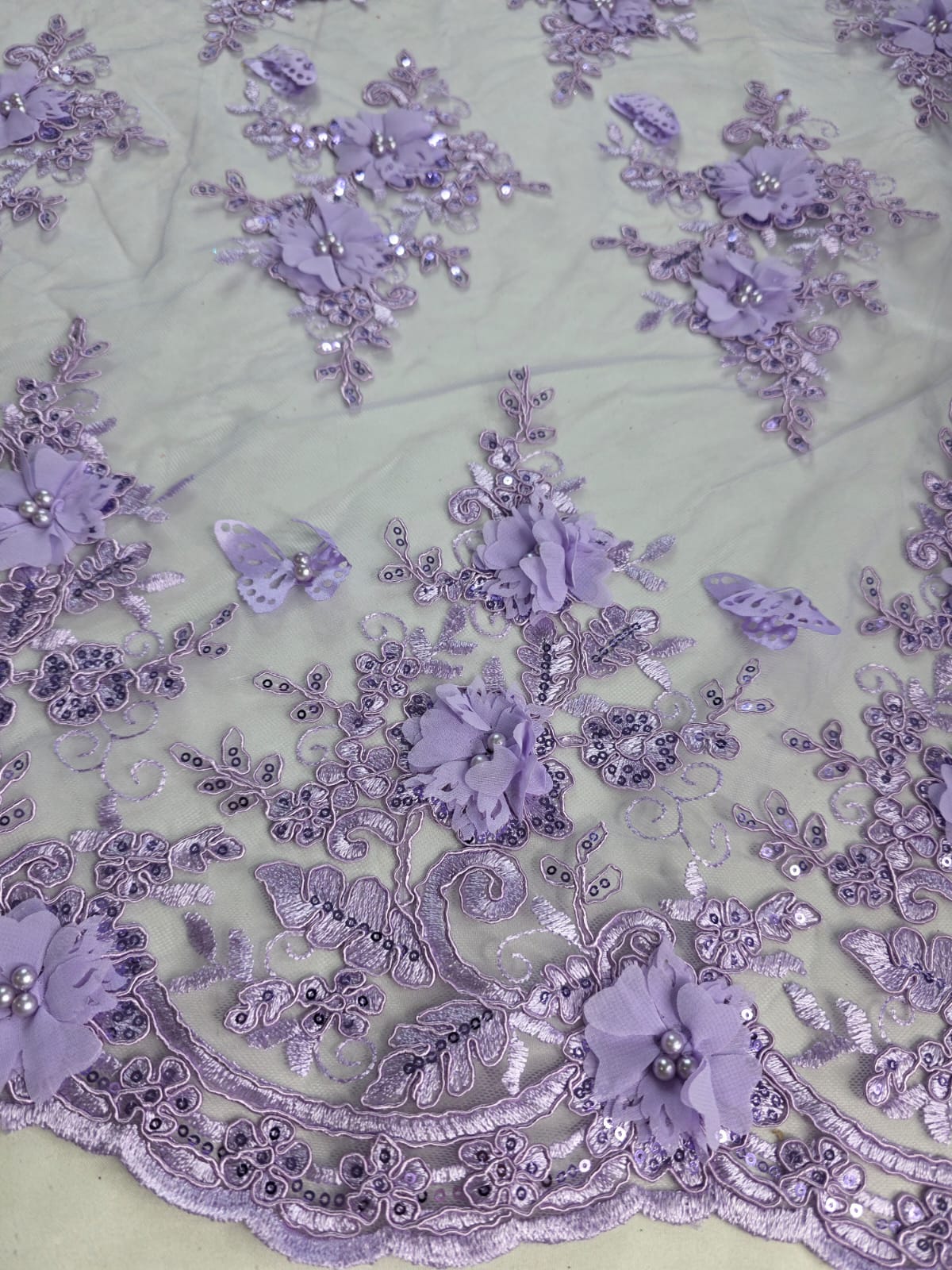 Tul Bordado Con Perlas, Lentejuelas, Mariposas y Flores 3D - HH275 — Palacio Glamour