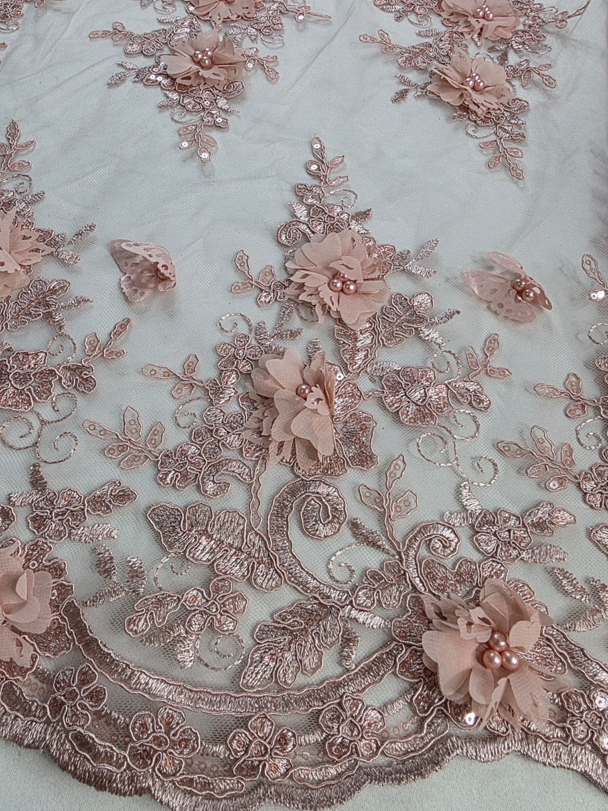 Tul Bordado Con Perlas, Lentejuelas, Mariposas y Flores 3D - HH275 — Palacio Glamour