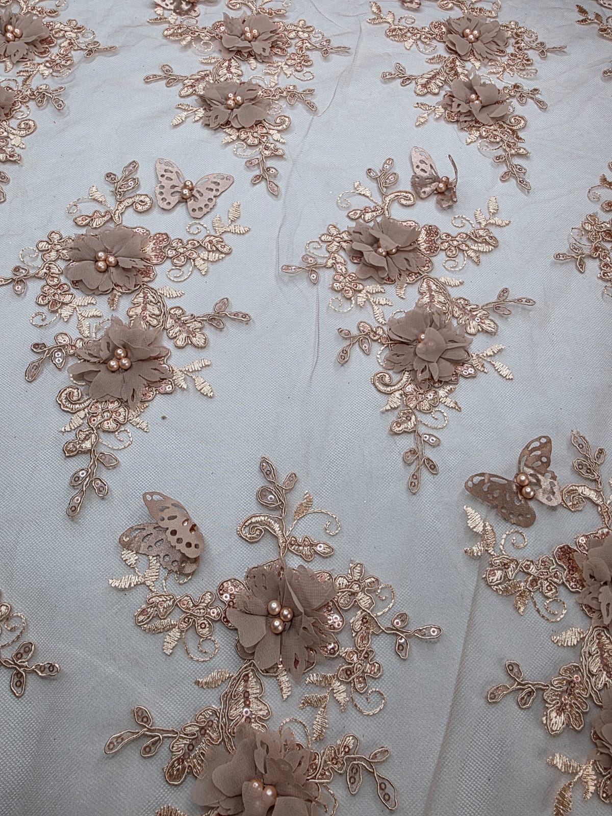 Tul Bordado Con Perlas, Lentejuelas, Mariposas y Flores 3D - HH275 — Palacio Glamour