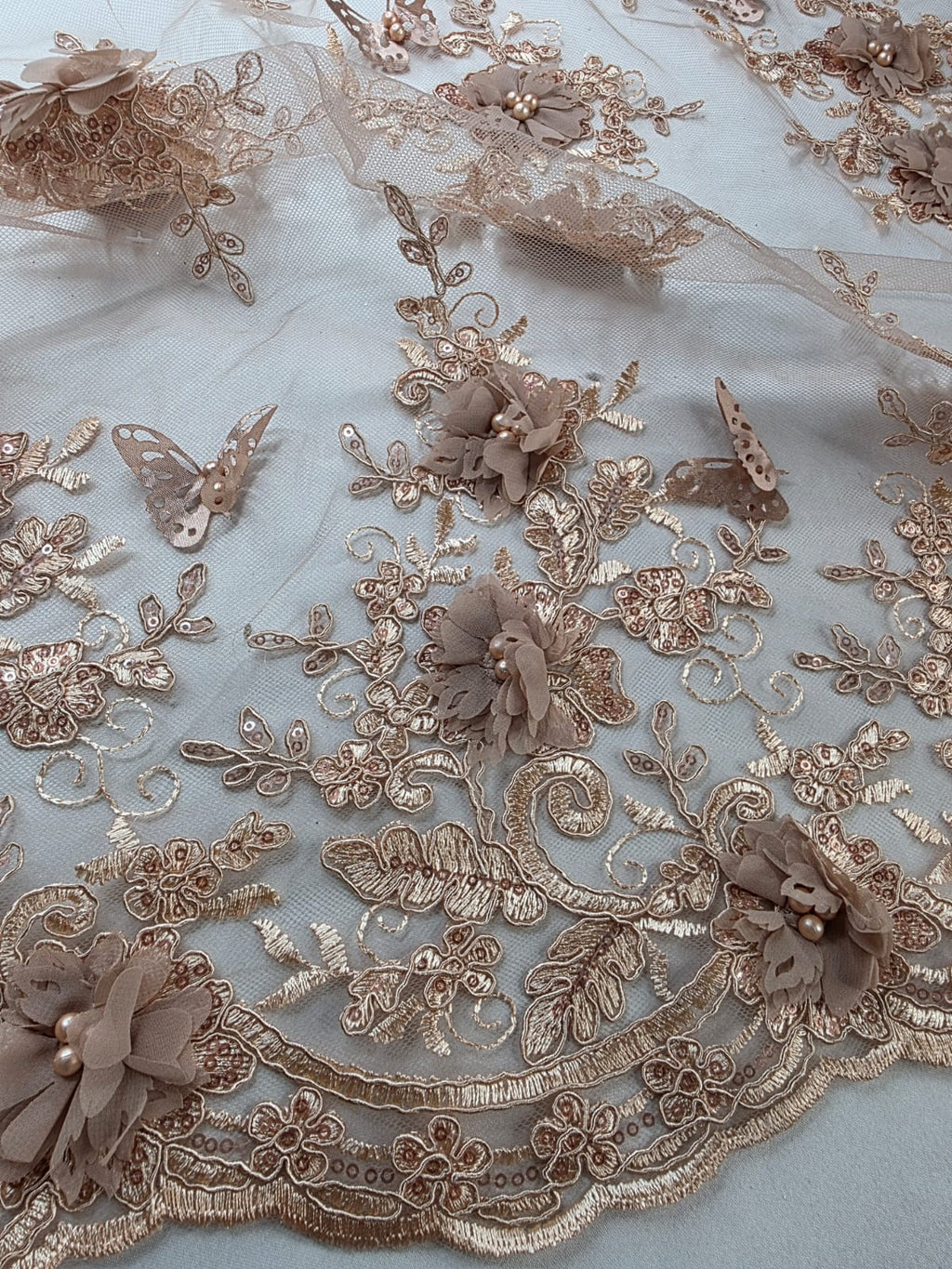 Tul Bordado Con Perlas, Lentejuelas, Mariposas y Flores 3D - HH275 — Palacio Glamour