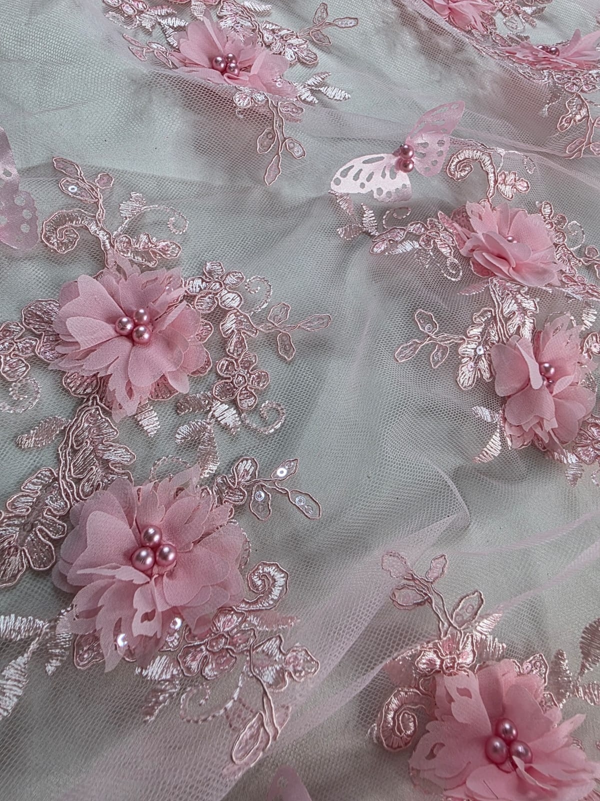 Tul Bordado Con Perlas, Lentejuelas, Mariposas y Flores 3D - HH275 — Palacio Glamour