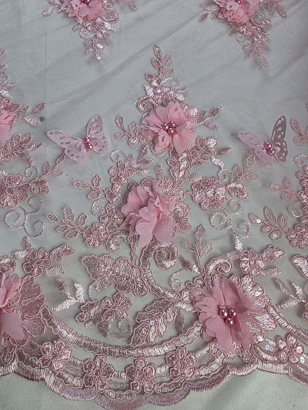 Tul Bordado Con Perlas, Lentejuelas, Mariposas y Flores 3D - HH275 — Palacio Glamour