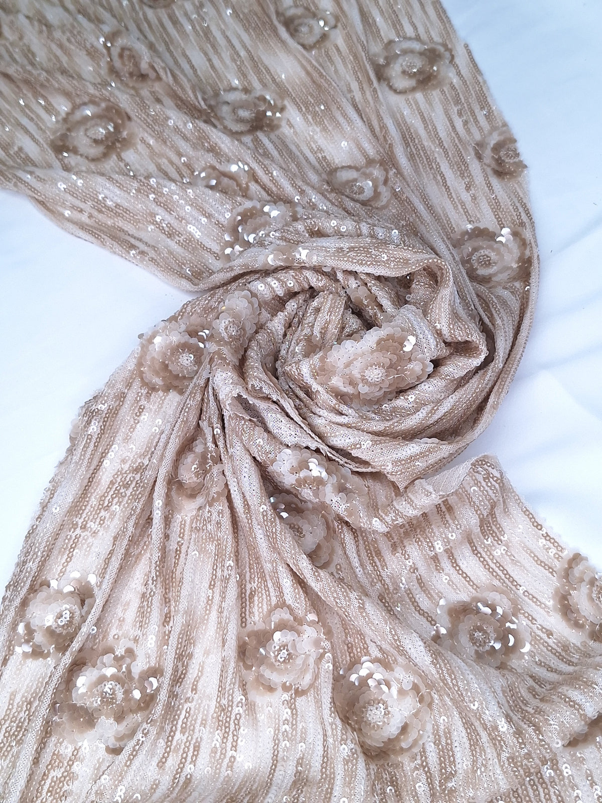Tul Bordado Diseño Floral Con Lentejuela Color Oro -HH179 — Palacio Glamour