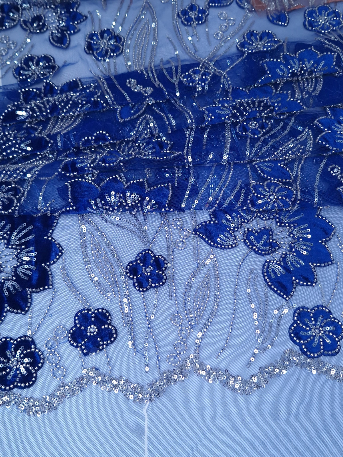 Tul Bordado Con Estampado Floral Aplicaciones de Chaquira Y Lentejuela Color Azul Rey- HH236 — Palacio Glamour