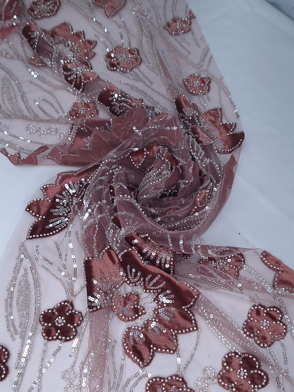 Tul Bordado Con Floral, Lentejuela Y Chaquira Color Ladrillo- HH236 — Palacio Glamour
