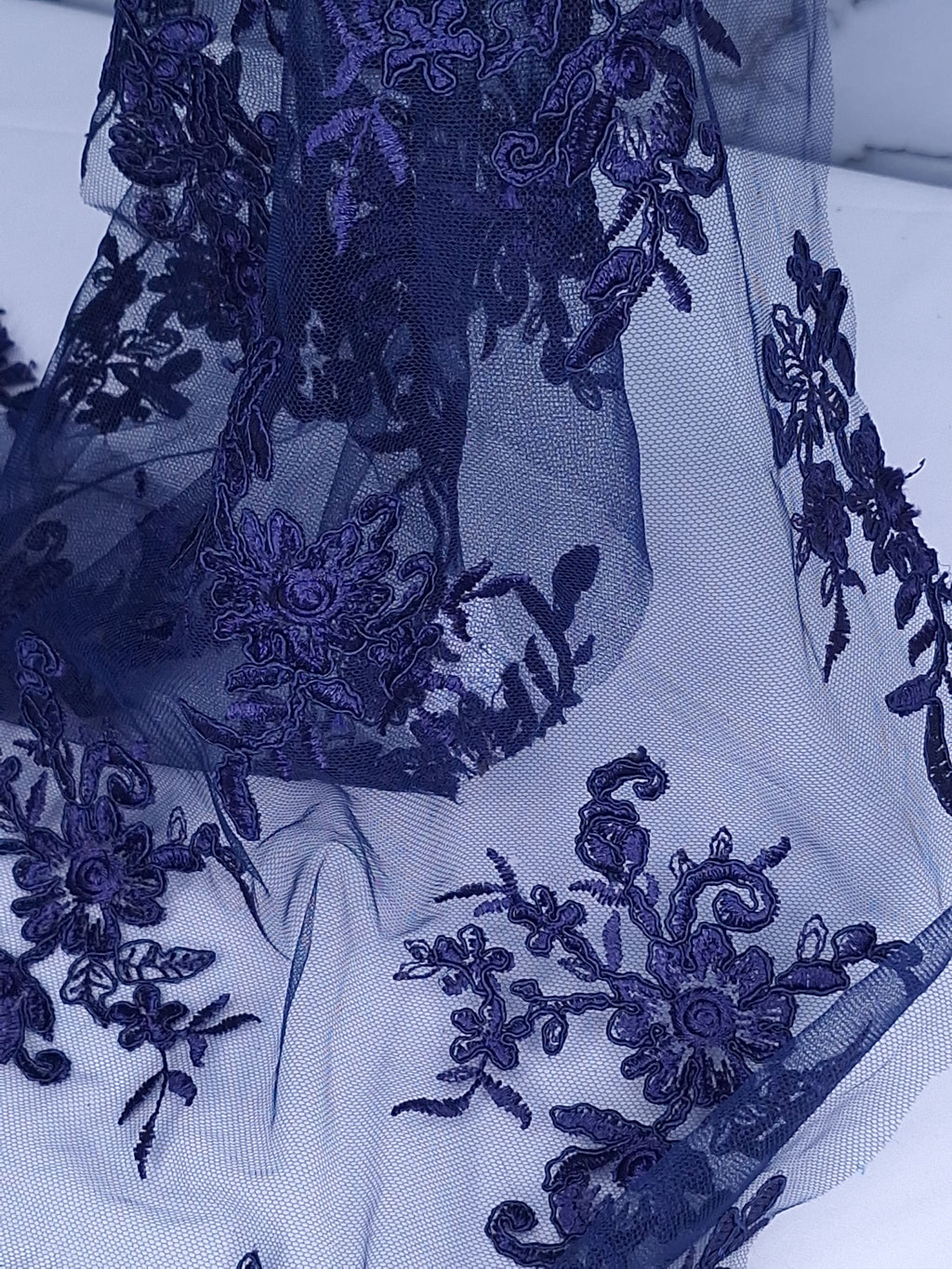 Tul bordado Floral con Orilla Ondulada Color Azul Marino A926 — Palacio Glamour
