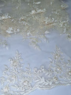 Tul bordado Floral con Orilla Ondulada Color Hueso A926 — Palacio Glamour