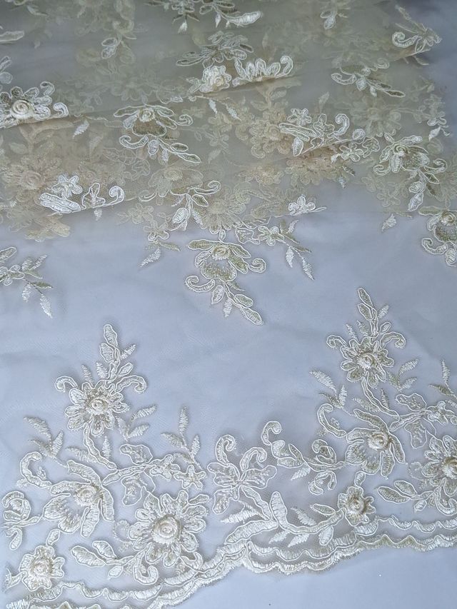 Tul bordado Floral con Orilla Ondulada Color Hueso A926 — Palacio Glamour