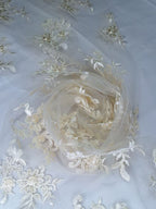 Tul bordado Floral con Orilla Ondulada Color Hueso A926 — Palacio Glamour