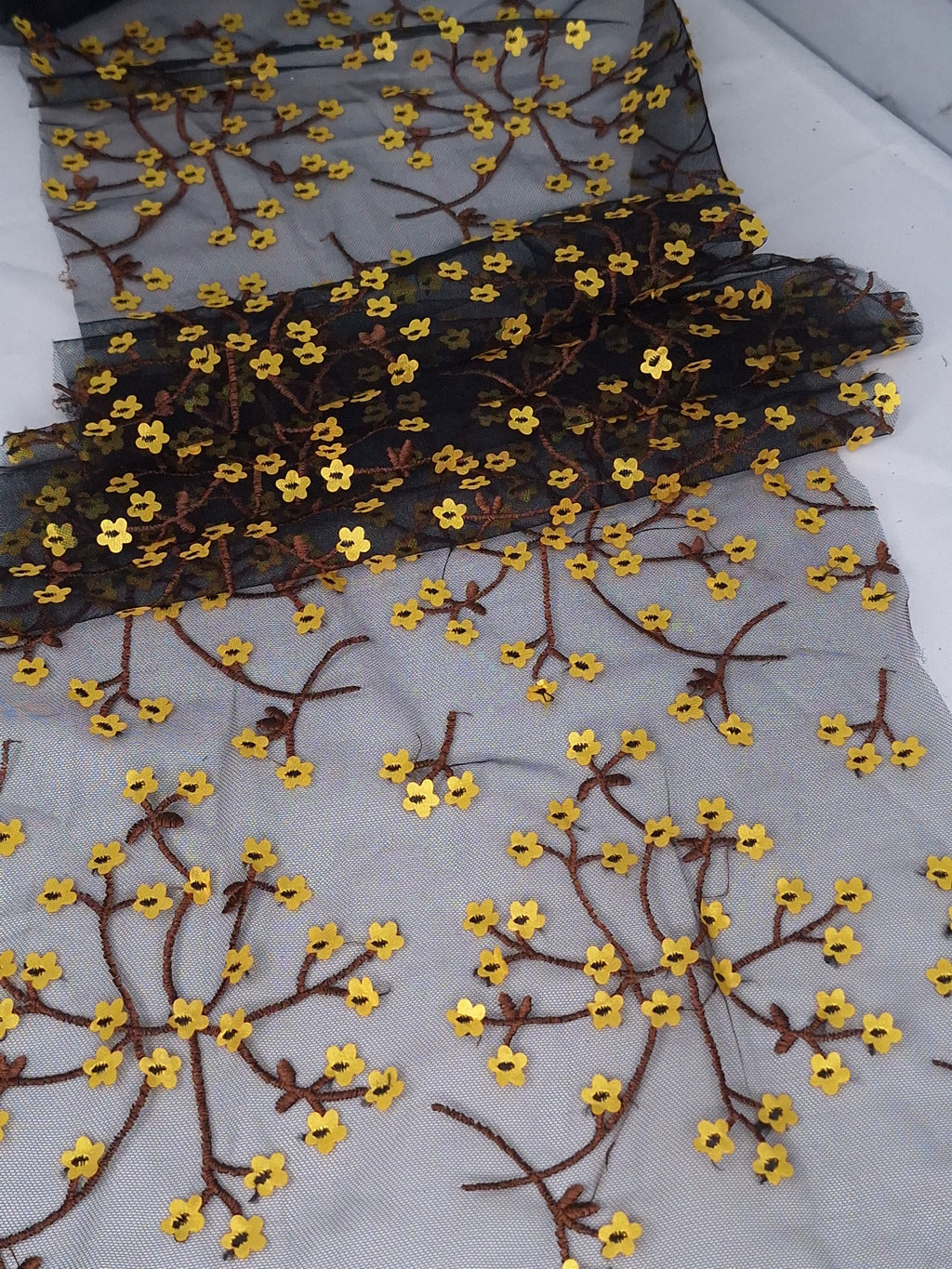 Tul bordado Con Flores 3d Y Ramajes Color Amarillo A621 — Palacio Glamour