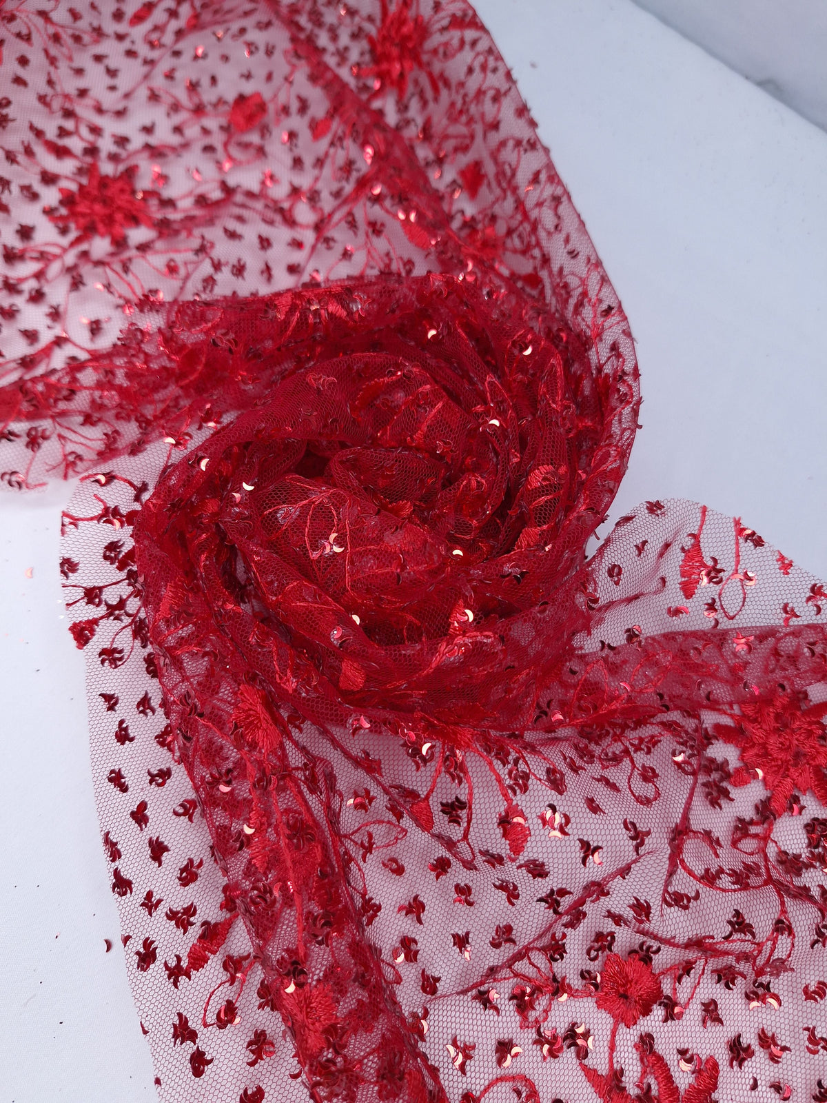Tul bordado color rojo H099 — Palacio Glamour