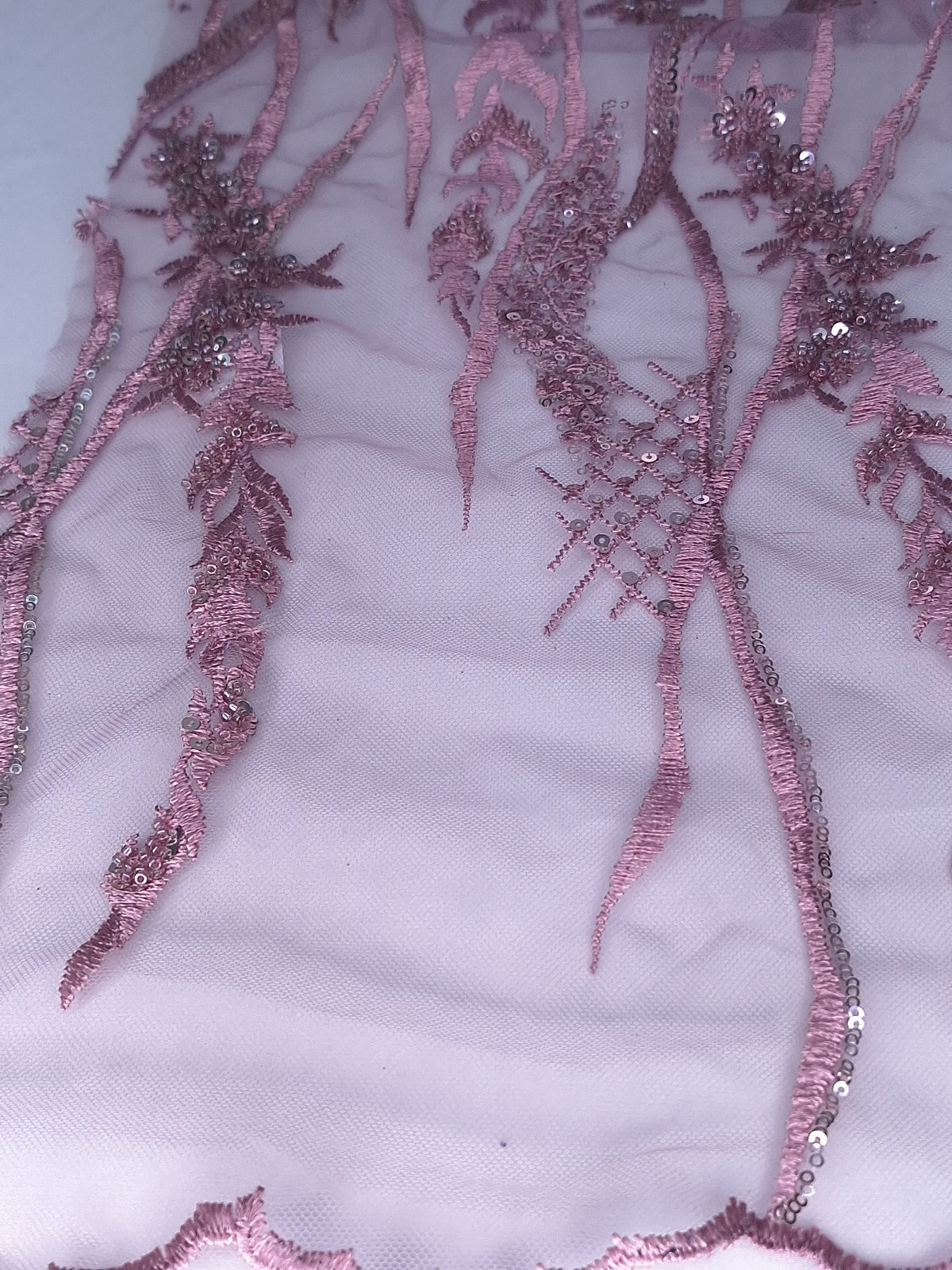 Tul bordado Con Flores, Chaquira y Lentejuela Color Mauve A951 — Palacio Glamour