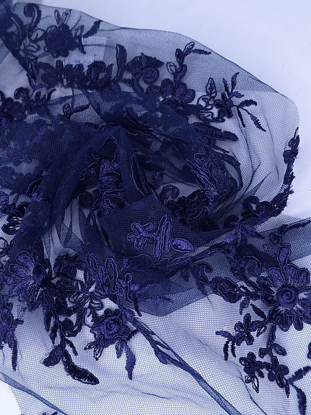 Tul bordado Floral con Orilla Ondulada Color Azul Marino A926 — Palacio Glamour