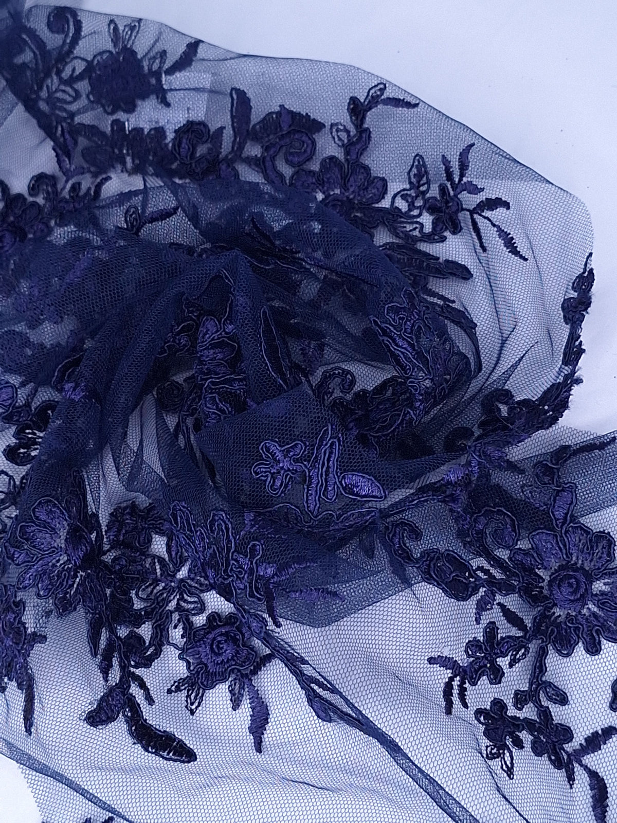 Tul bordado Floral con Orilla Ondulada Color Azul Marino A926 — Palacio Glamour