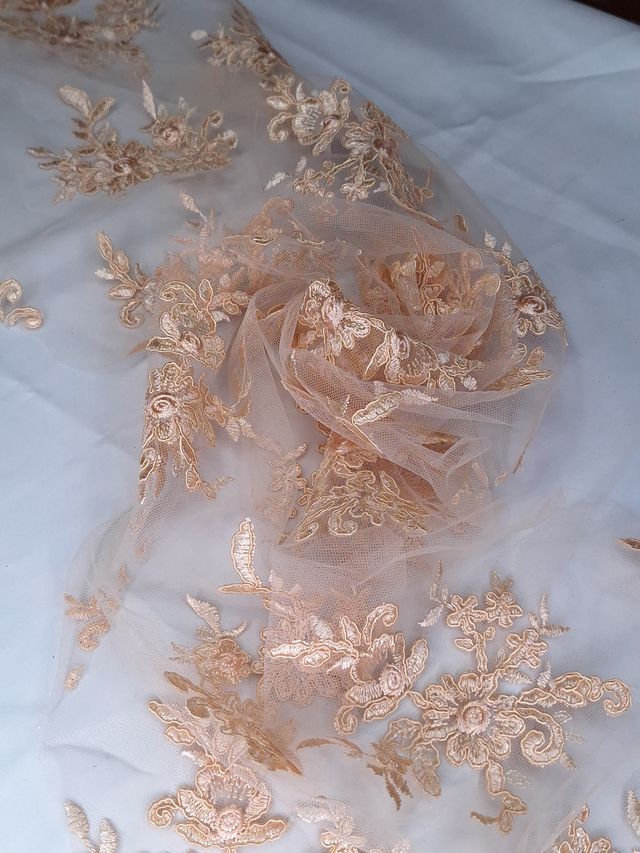 Tul bordado Floral con Orilla Ondulada Color Nude A926 — Palacio Glamour