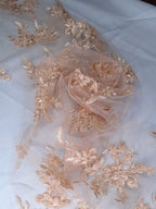 Tul bordado Floral con Orilla Ondulada Color Nude A926 — Palacio Glamour