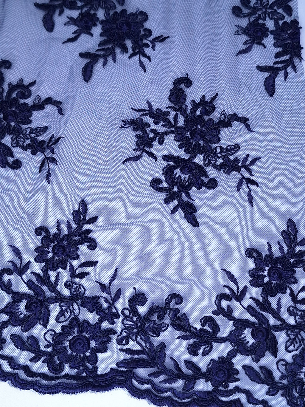 Tul bordado Floral con Orilla Ondulada Color Azul Marino A926 — Palacio Glamour