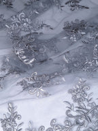 Tul bordado Floral con Orilla Ondulada Color Gris A926 — Palacio Glamour