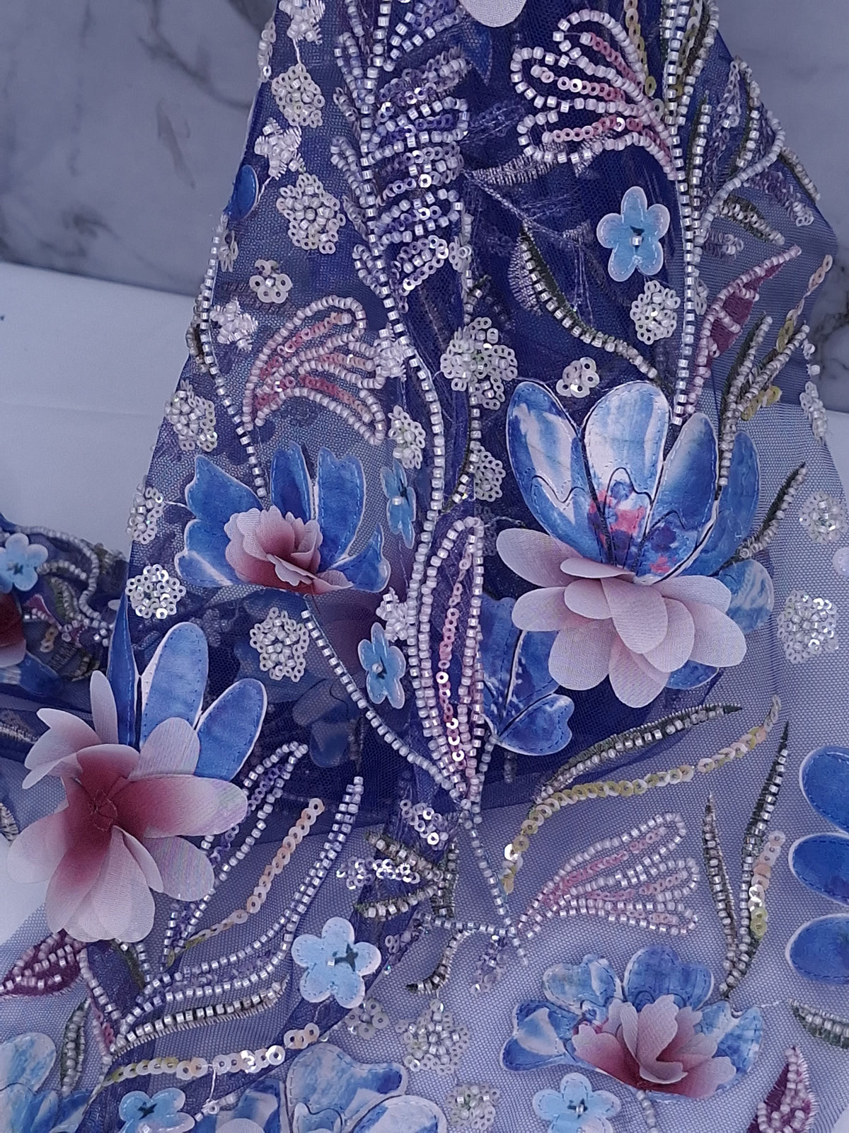 Tul bordado Con Flores 3d, Chaquira y Lentejuela Color Azul Rey H150 — Palacio Glamour