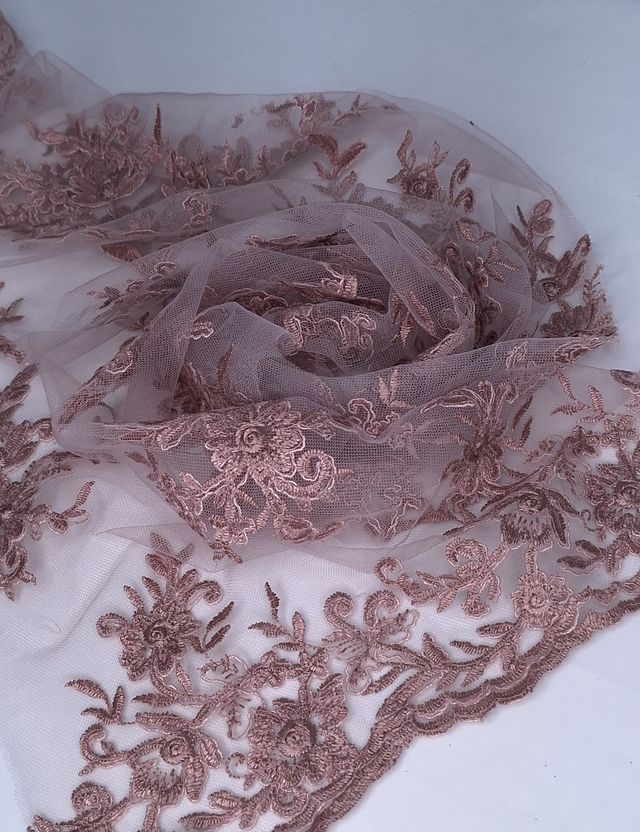 Tul bordado Floral con Orilla Ondulada Color Palo de Rosa A926 — Palacio Glamour